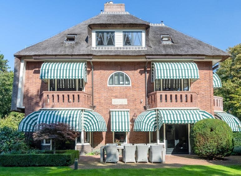 maatwerk markiezen aan gevel van woning in Amsterdam