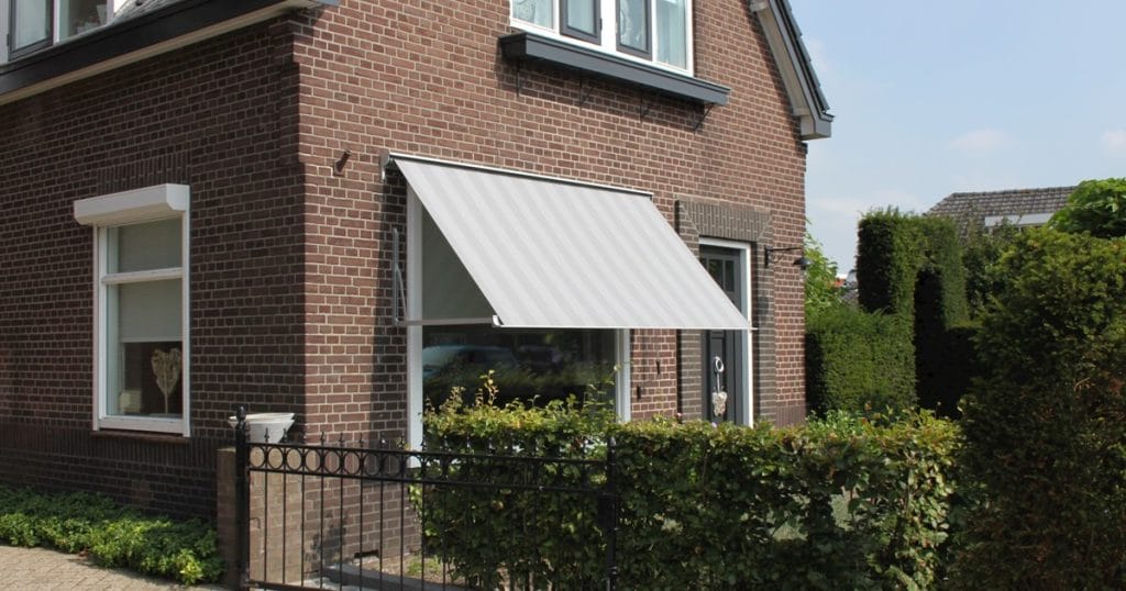 uitvalscherm zonwering voor ramen bij woning in Amstelveen