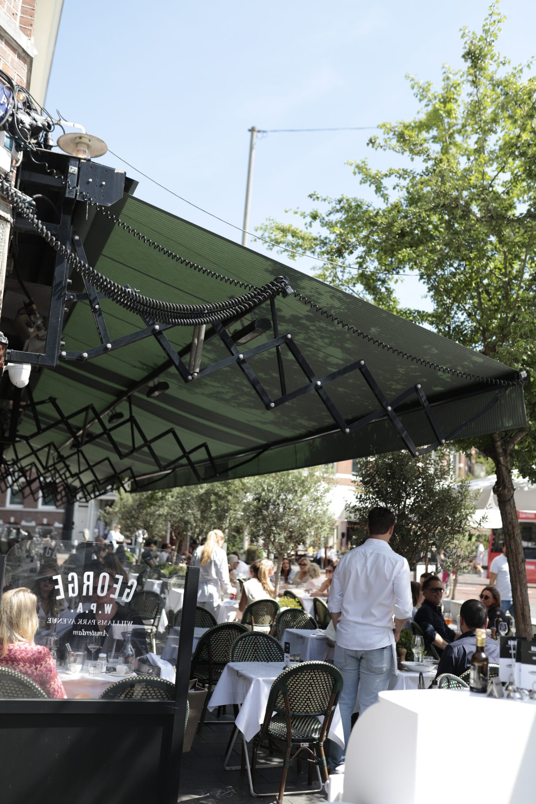zonwering op terras bij horeca in Amsterdam