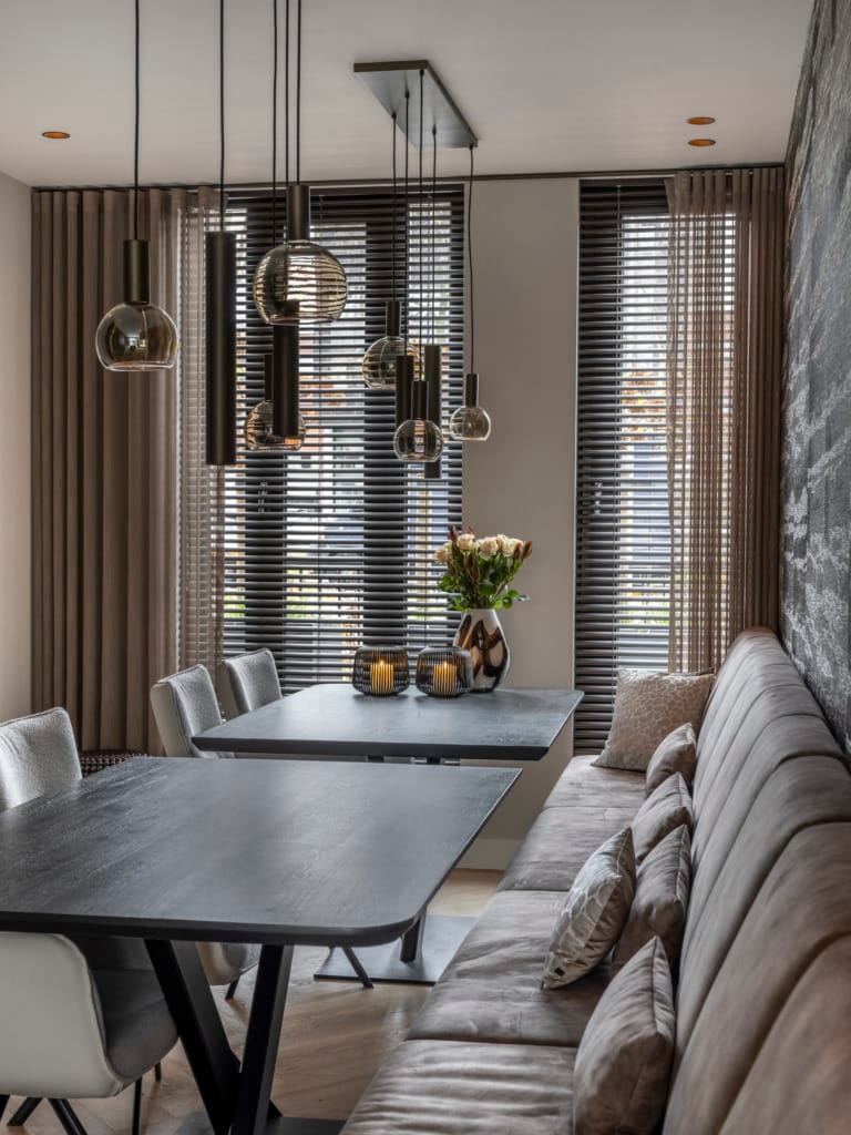 jaloezieën in stijlvol interieur van woning