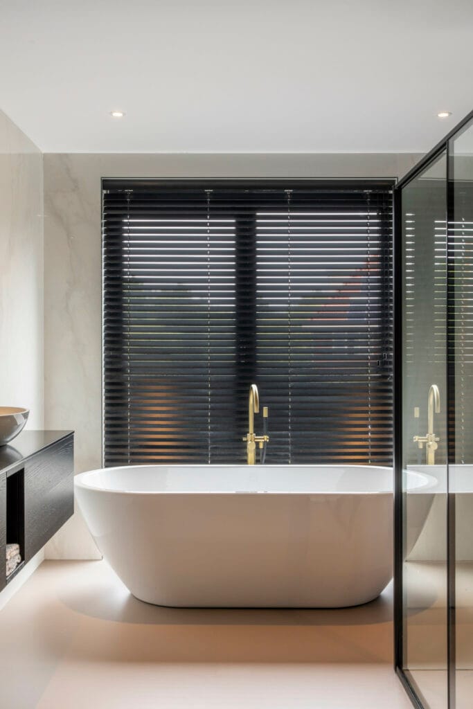 jaloezieën zonwering in moderne badkamer woning Amsterdam