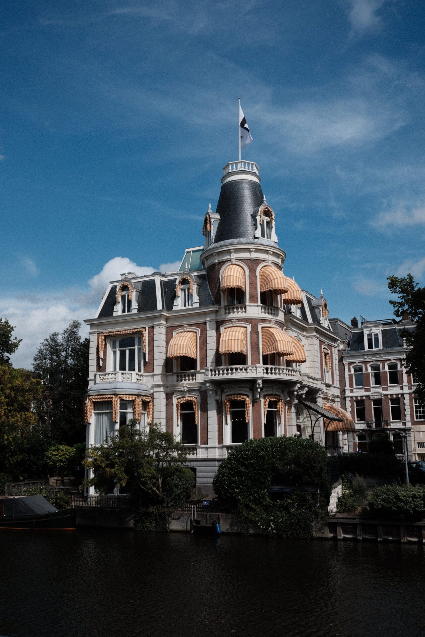 maatwerk markiezen aan gevel van woning in Amsterdam